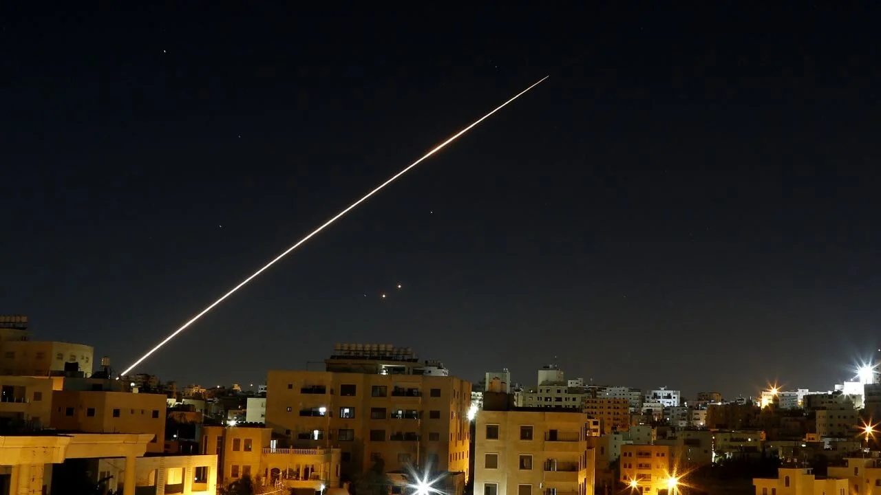 İsrail'e sert yanıt: İran, Tel Aviv'i füze ile vurdu