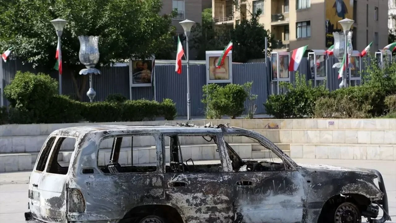 İsrail'in saldırısında hedef alınan ambulans Tahran'da sergileniyor