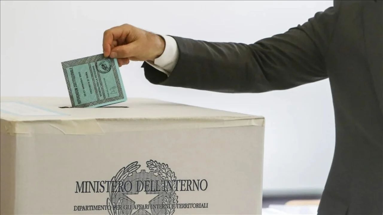 İtalyan halkı referandumda oy kullanıyor