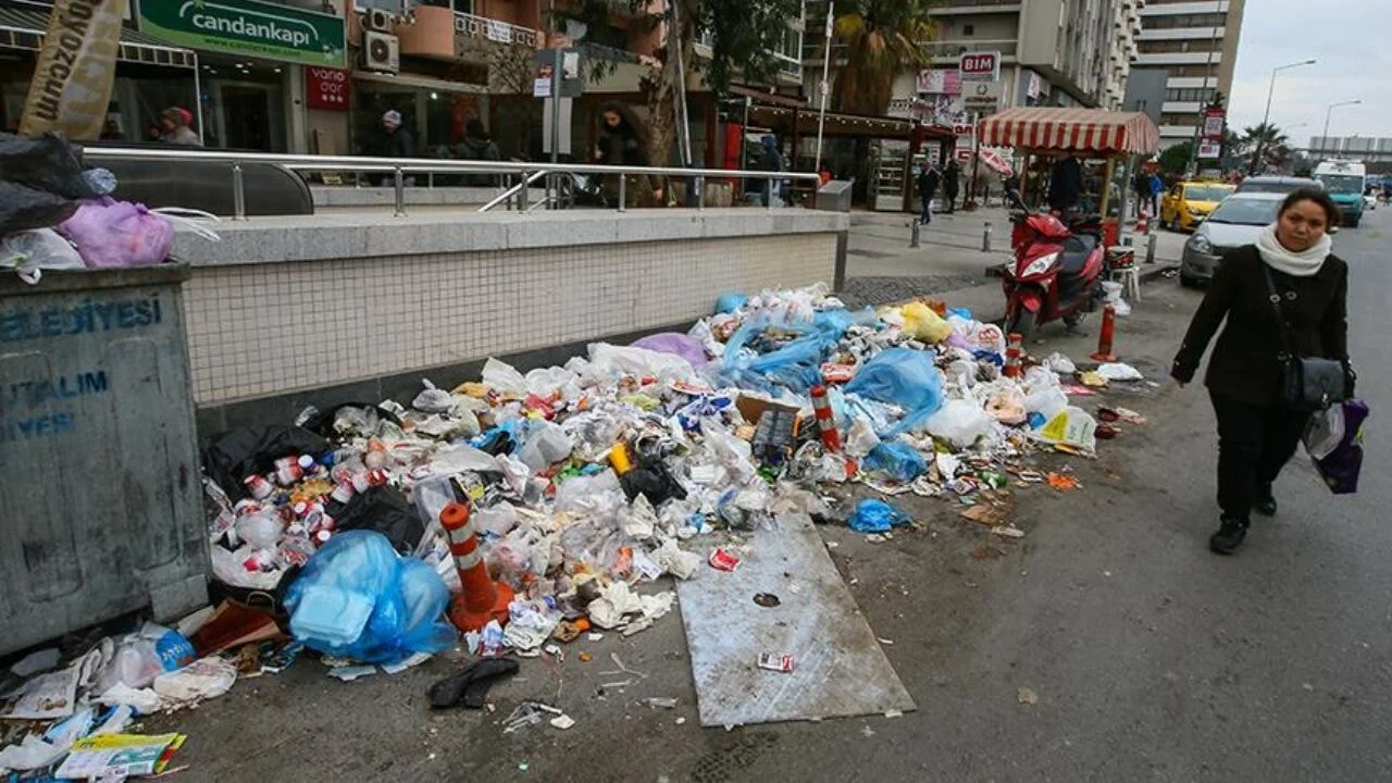 İzmir'de çöp isyanı büyüyor: AK Parti'den CHP'ye ağır eleştiri