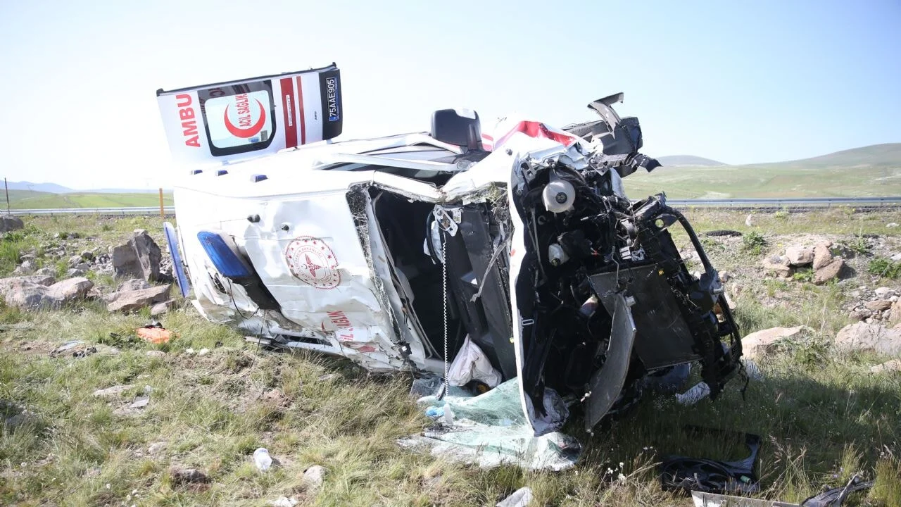 Kars-Iğdır yolunda sağlık çalışanlarını taşıyan ambulans devrildi