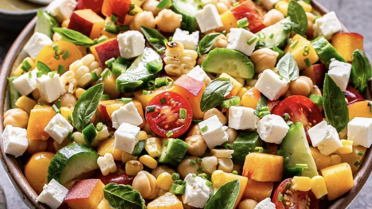 Nohutlu meyveli yaz salatası: Tok tutan, diyete uygun bol renkli ferah salata tarifi