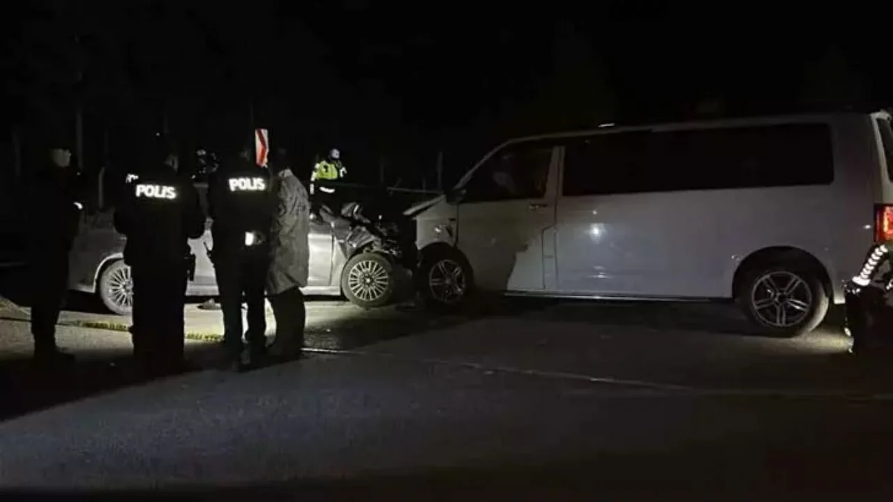 Sivas'ta feci kaza! Minibüs ters şeride girdi, otomobille çarpıştı