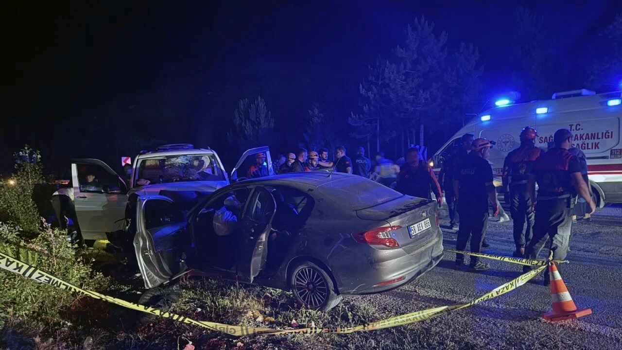 Sivas'ta feci kaza: Otomobil ve panelvan çarpıştı