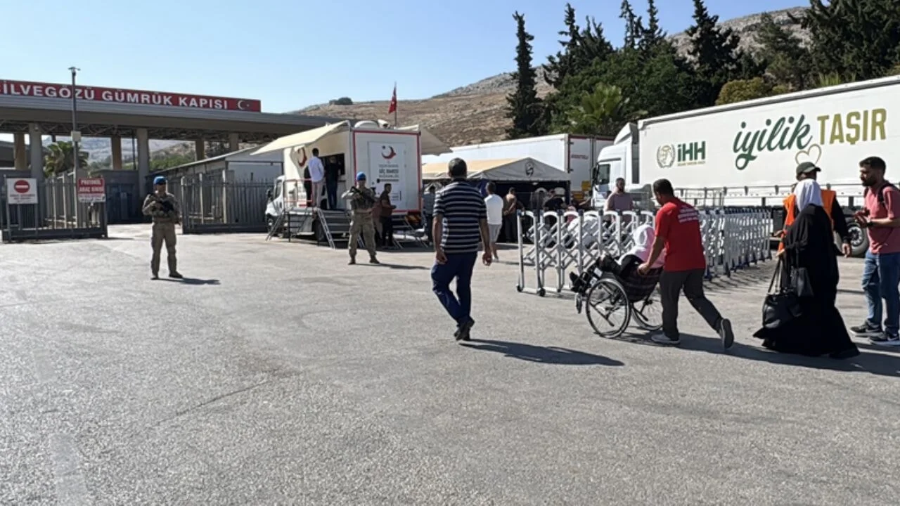 Suriyeliler ülkelerine dönüyor: Cilvegözü'nde yoğunluk arttı