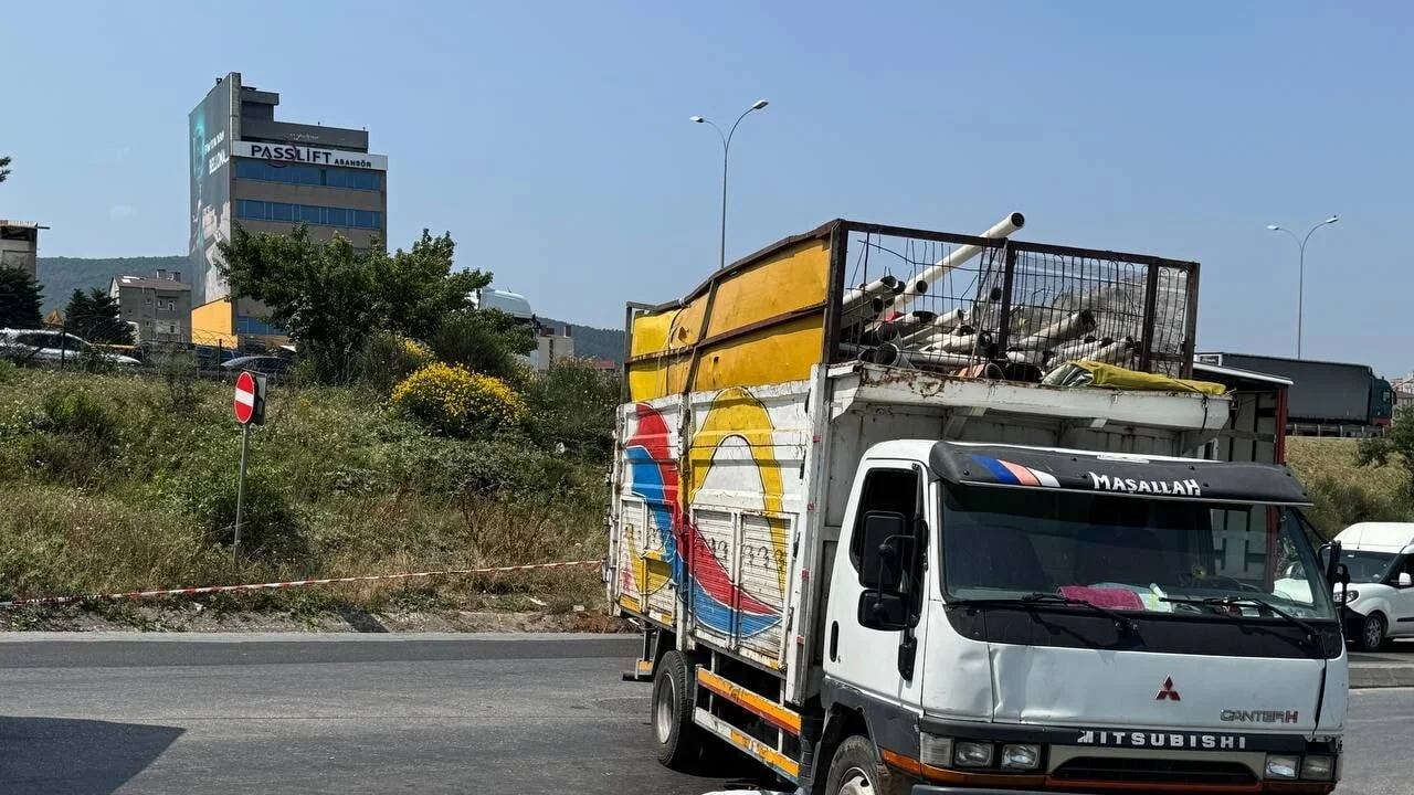 Ümraniye'de feci kaza: Kamyonetle çarpışan motosiklet sürücüsü yaşamını yitirdi