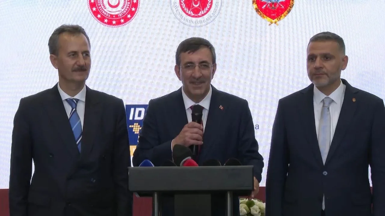 Cumhurbaşkanı Yardımcısı Cevdet Yılmaz, IDEF 2025 Fuarı'nı ziyareti kapsamında konuştu