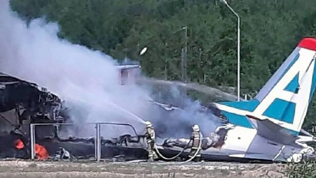Rusya'da 49 yolcu taşıyan uçak düştü
