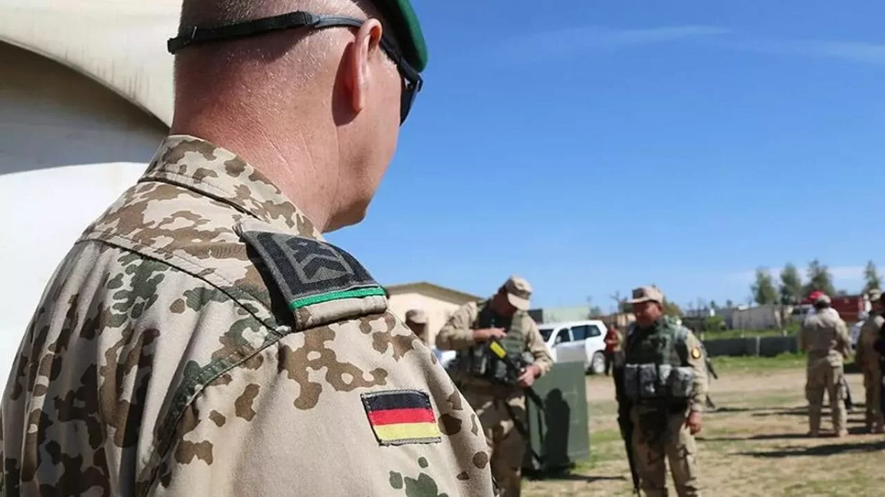 Almanya zorunlu askerliği düşünüyor