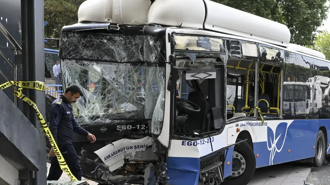 Ankara'da belediye otobüsünün karıştığı zincirleme kazada 20 kişi yaralandı