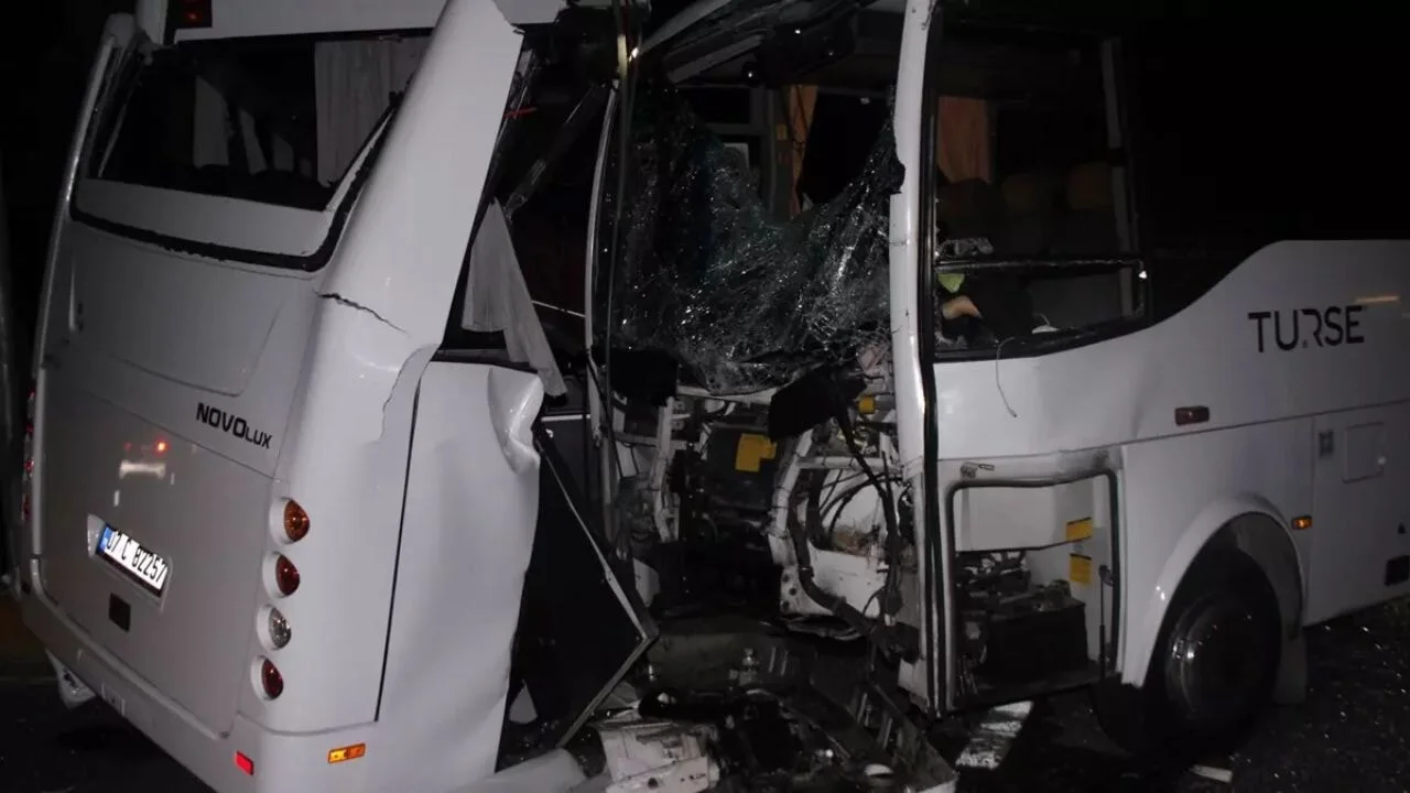 Antalya'da zincirleme midibüs kazası: 6 kişi yaralandı