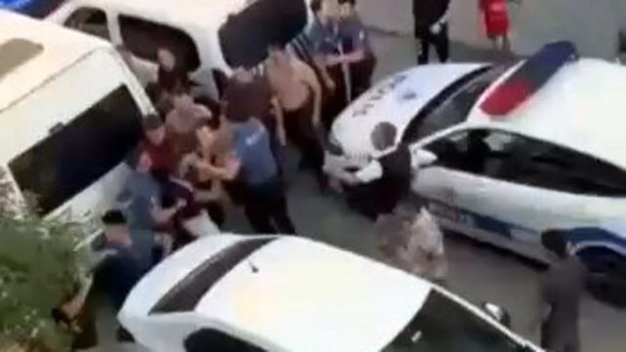 Avcılar'da kanlı kavga: Suç makinesi gençler polise saldırdı