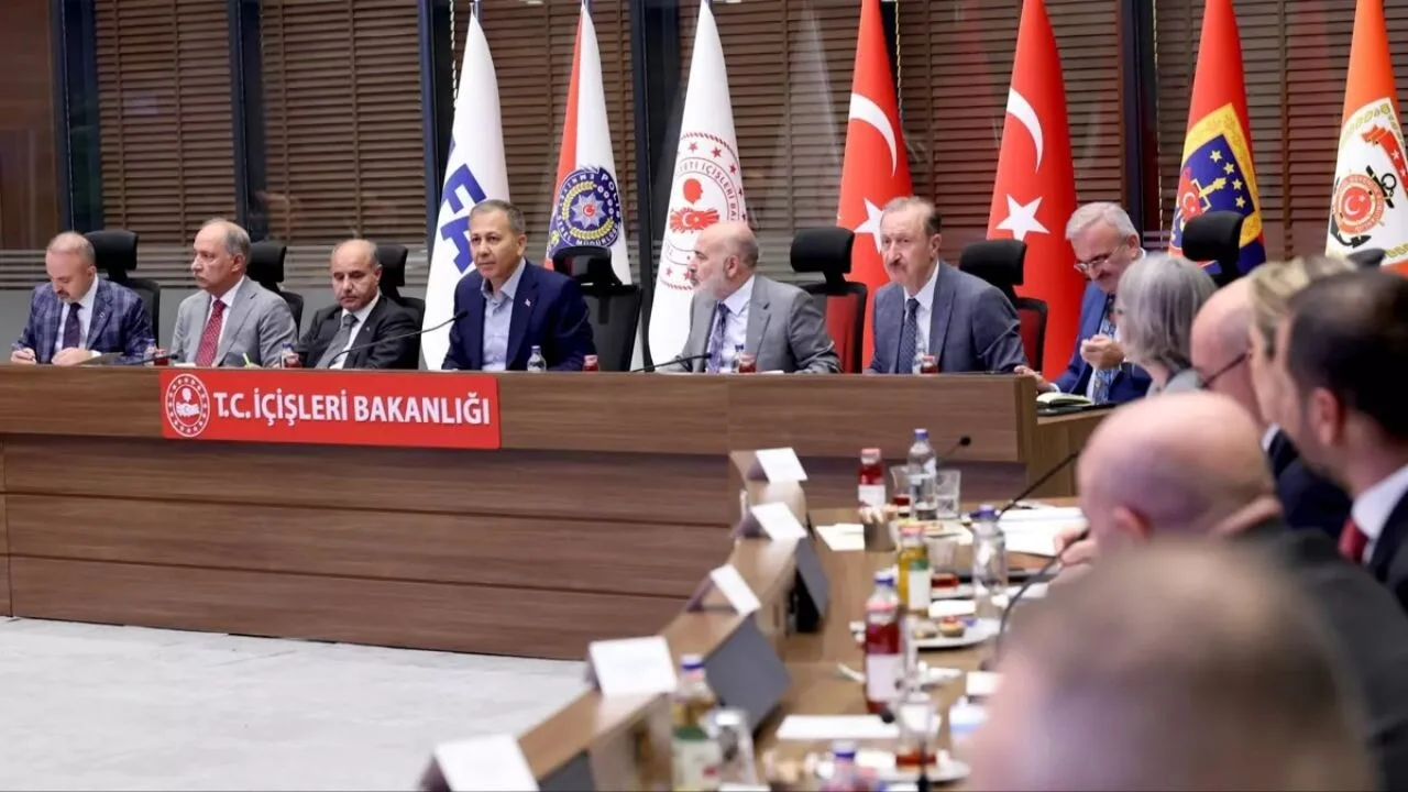 Bakan Yerlikaya'dan trafik levhaları ve hayvan barınağı açıklaması