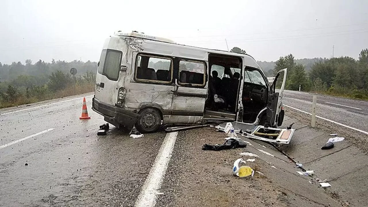 Diyarbakır'da feci kaza: Minibüs devrildi, 18 kişi yaralandı