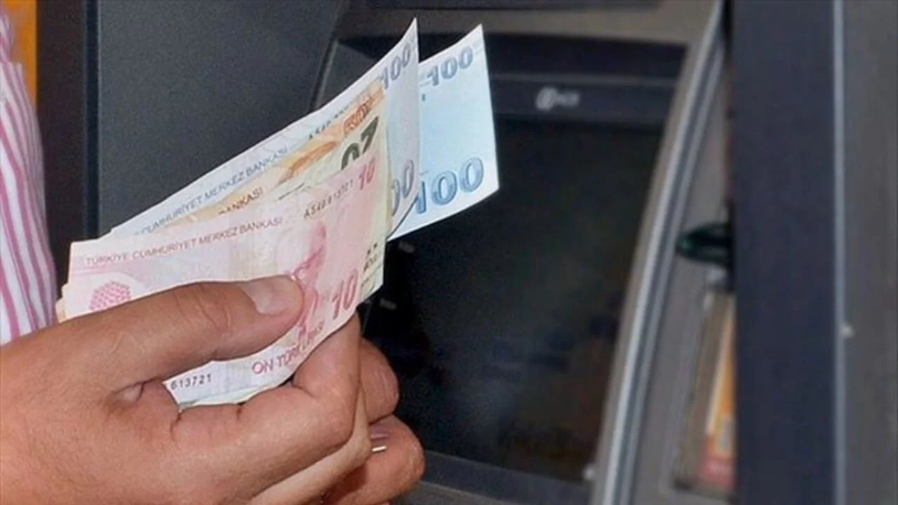 Emekli maaşına bloke kararı Resmi Gazete'de yayımlandı. Emeklilerin maaşı riske girdi