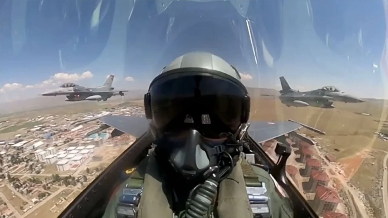 MSB, Erzurum'da uçuş yapan F-16 uçaklarının görüntülerini paylaştı