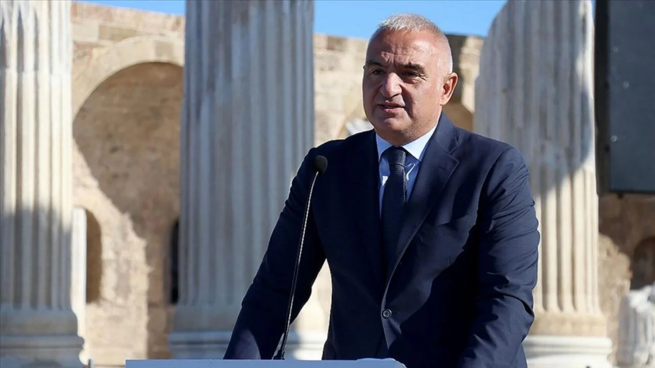 Bakan Ersoy'dan turizmde tarihi rekor açıklaması