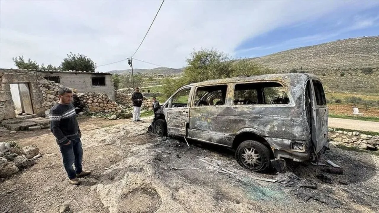Filistinlilerin topraklarını gasbeden İsrailliler, Nablus'ta zeytin ağaçlarını ateşe verdi