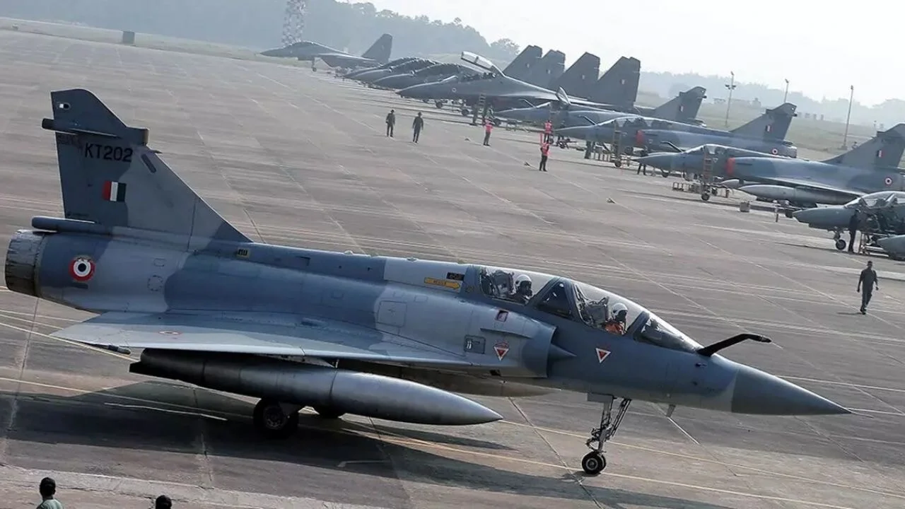 Hindistan'da askeri jet düştü: Pilotlardan haber yok