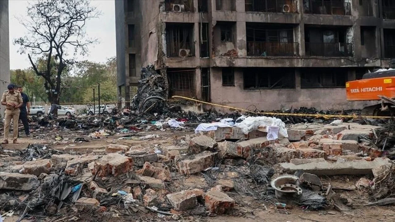 Hindistan'da düşen uçağın kara kutusundan şok bilgi: 'Yakıt kesilmiş...'