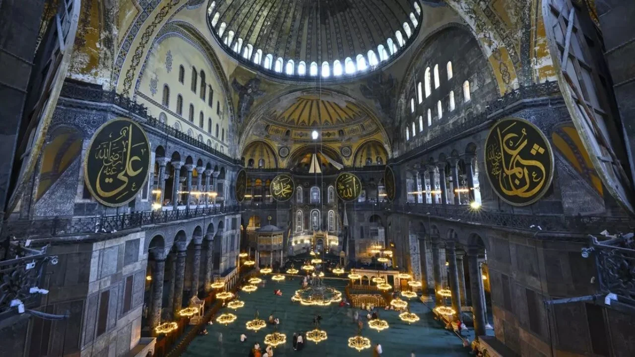 İbadete açılan Ayasofya'ya rekor ziyaretçi ilgisi