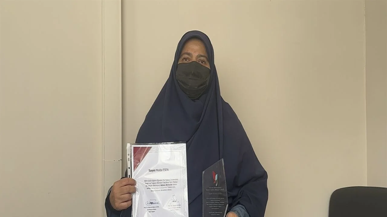 İlk diploması 'başörtüsü yasağı'na takıldı; 13'üncü üniversitesini 1'inci bitirdi!