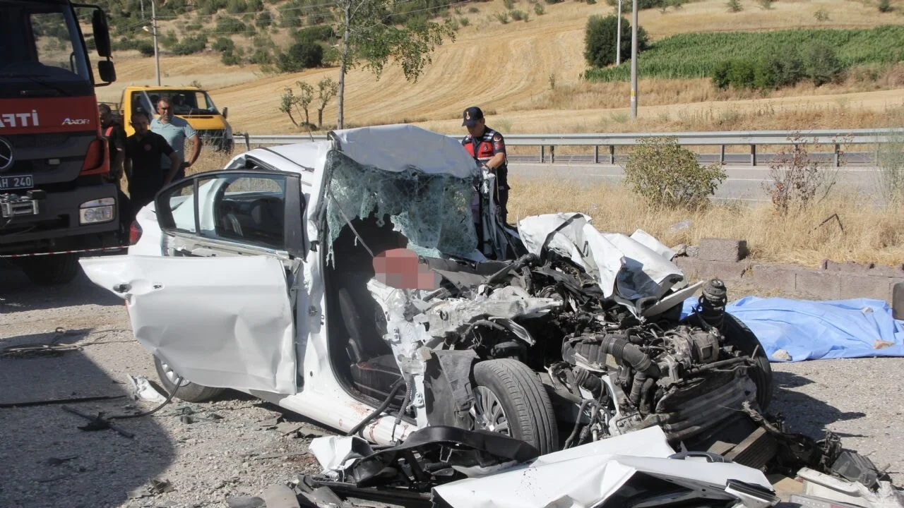 İzmir yolu kan gölüne döndü: Baba ve üç çocuğu kazada hayatını kaybetti