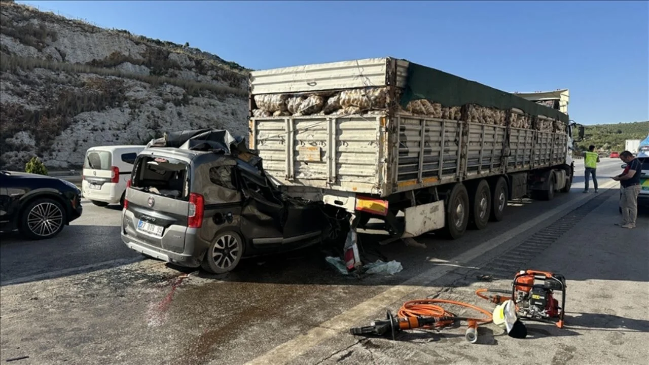 Mersin'de tıra çarpan araçtaki 1'i çocuk 5 kişi öldü