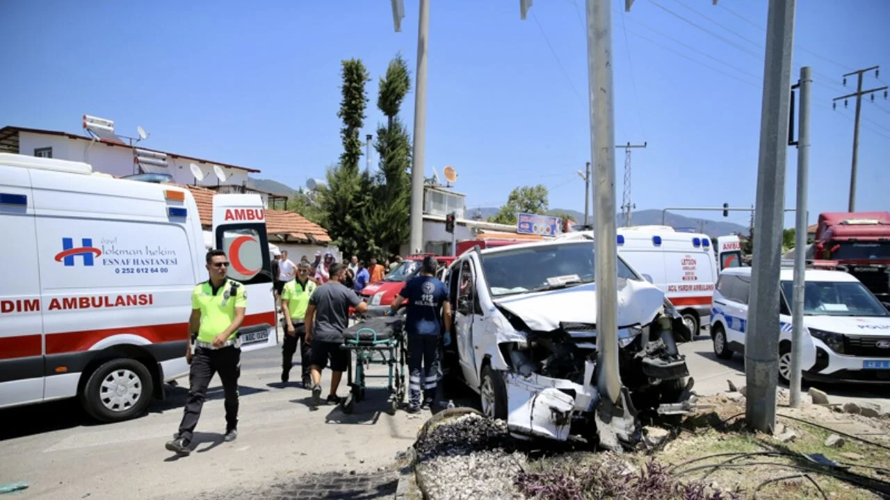 Muğla'da kavşakta feci kaza!