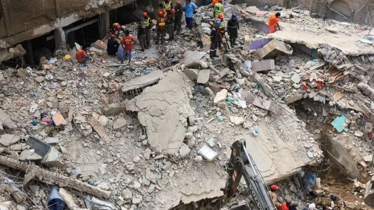 Pakistan Karaçi'de 5 katlı bina çöktü: Ölü sayısı 27'ye çıktı