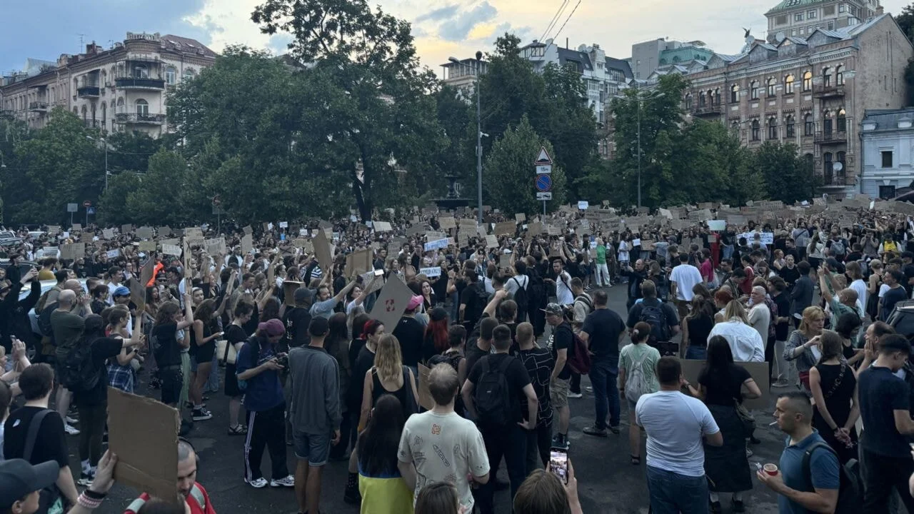 Savaşın ortasında yolsuzluk savcılarına müdahale
