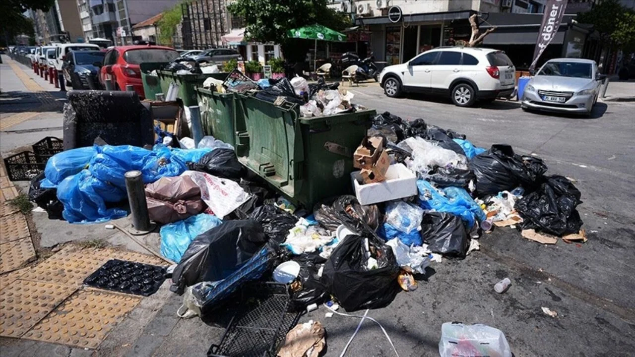 İzmir'de toplanmayan çöpler tepkilere neden oldu