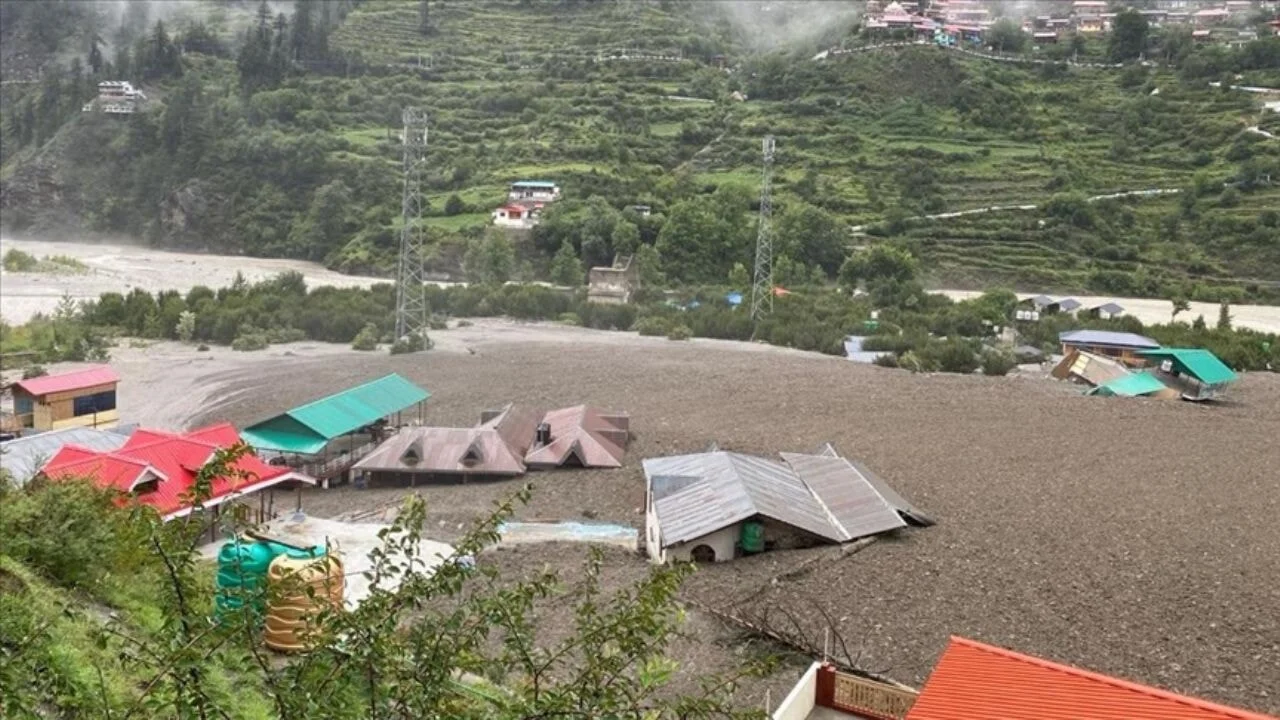 Hindistan'da Felaket: Sel ve Heyelanda 100 Kişi Kayıp