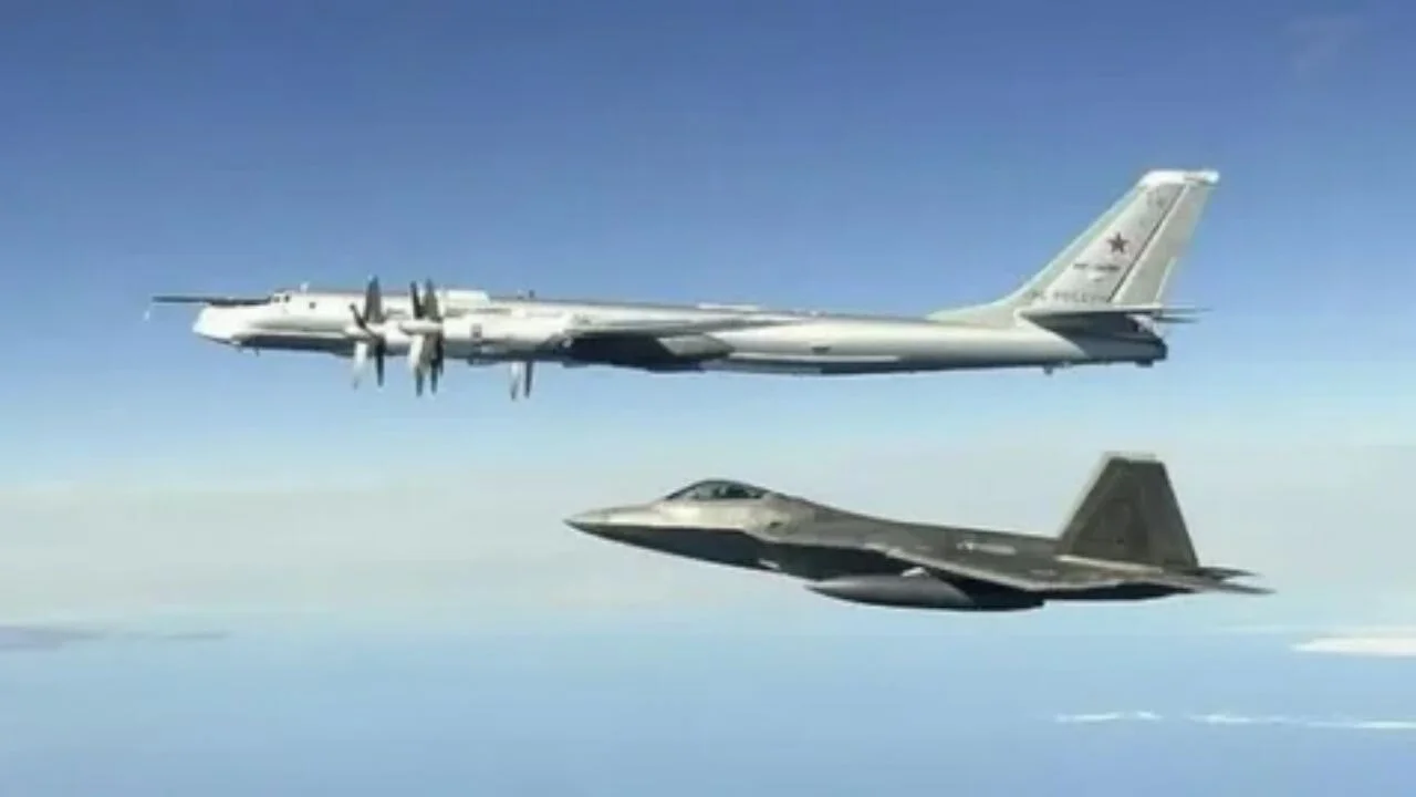 Amerikan F-22 savaş uçakları, Alaska'dan ayrılan Putin'in uçağına eşlik etti