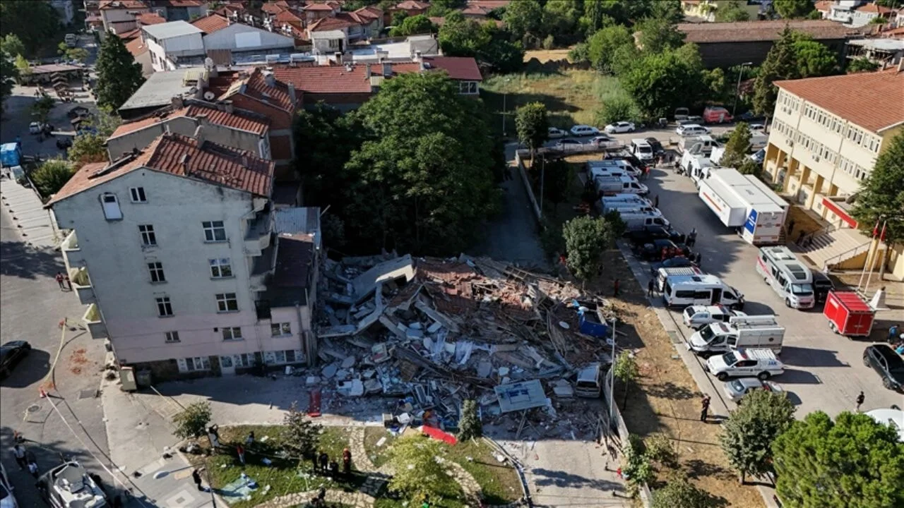 Deprem Sonrası Bakanlardan Peş Peşe Açıklamalar