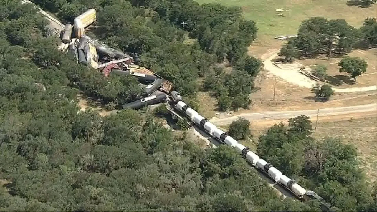 ABD'de 35 vagonlu tren raydan çıkıp devrildi