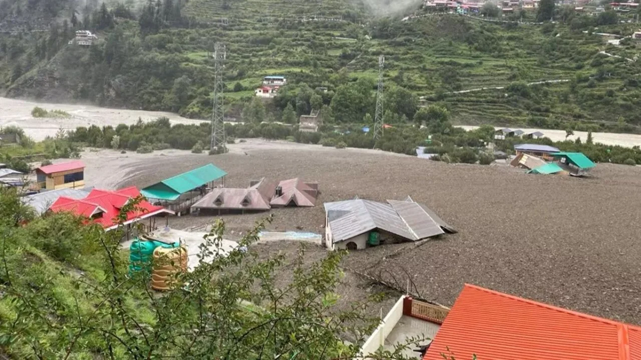 Hindistan'ı sarsan sel felaketi! 100'e yakın kişi kayıp