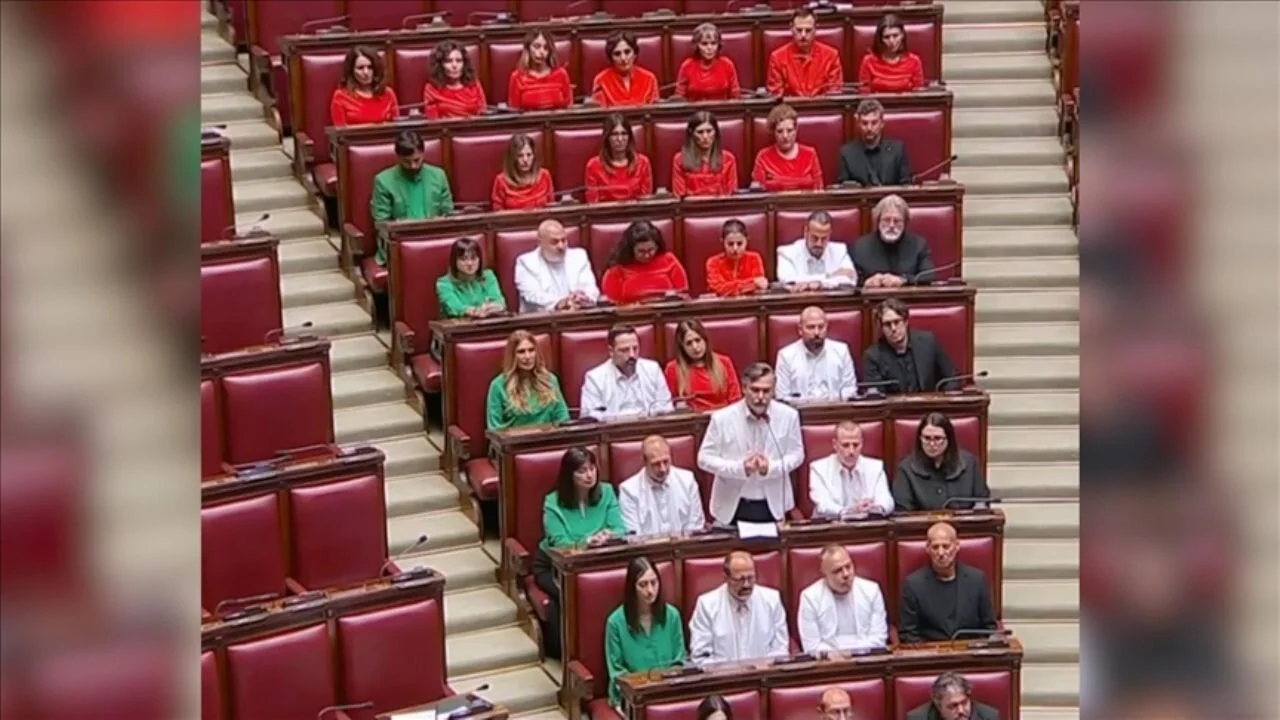 İtalya meclisinde Filistin bayraklı eylem