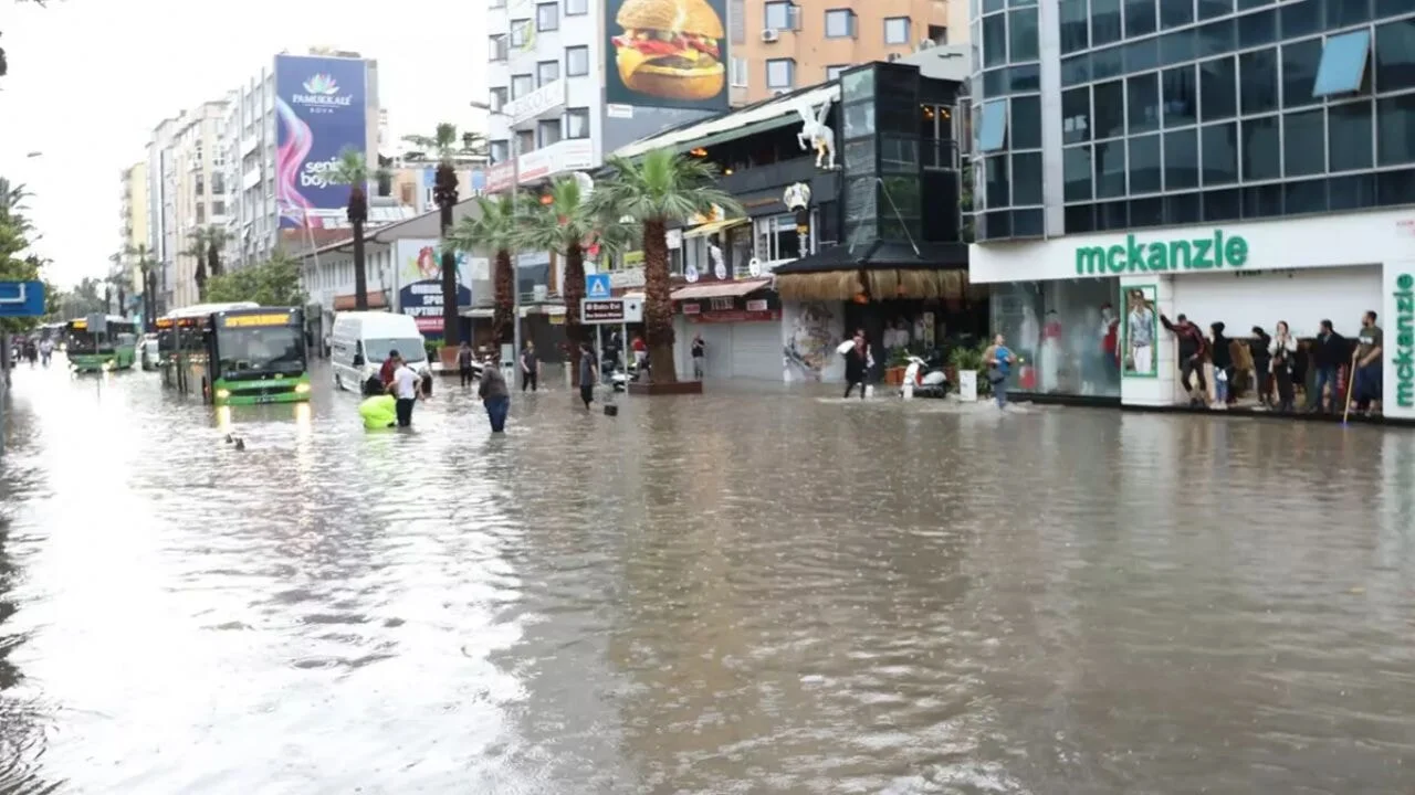 Denizli'de sağanak nedeniyle bazı evleri ve alt geçitleri su bastı