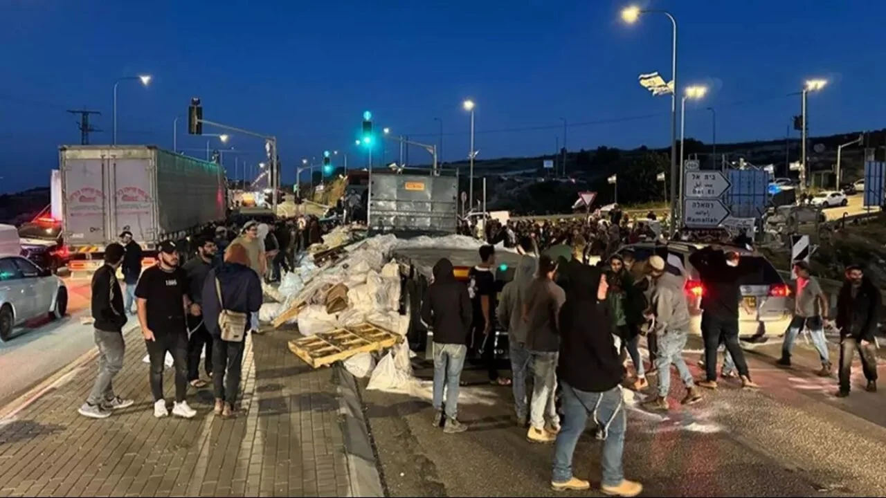 Gazze'ye gönderilen yardım tırları İsrail eliyle yağmalanıyor