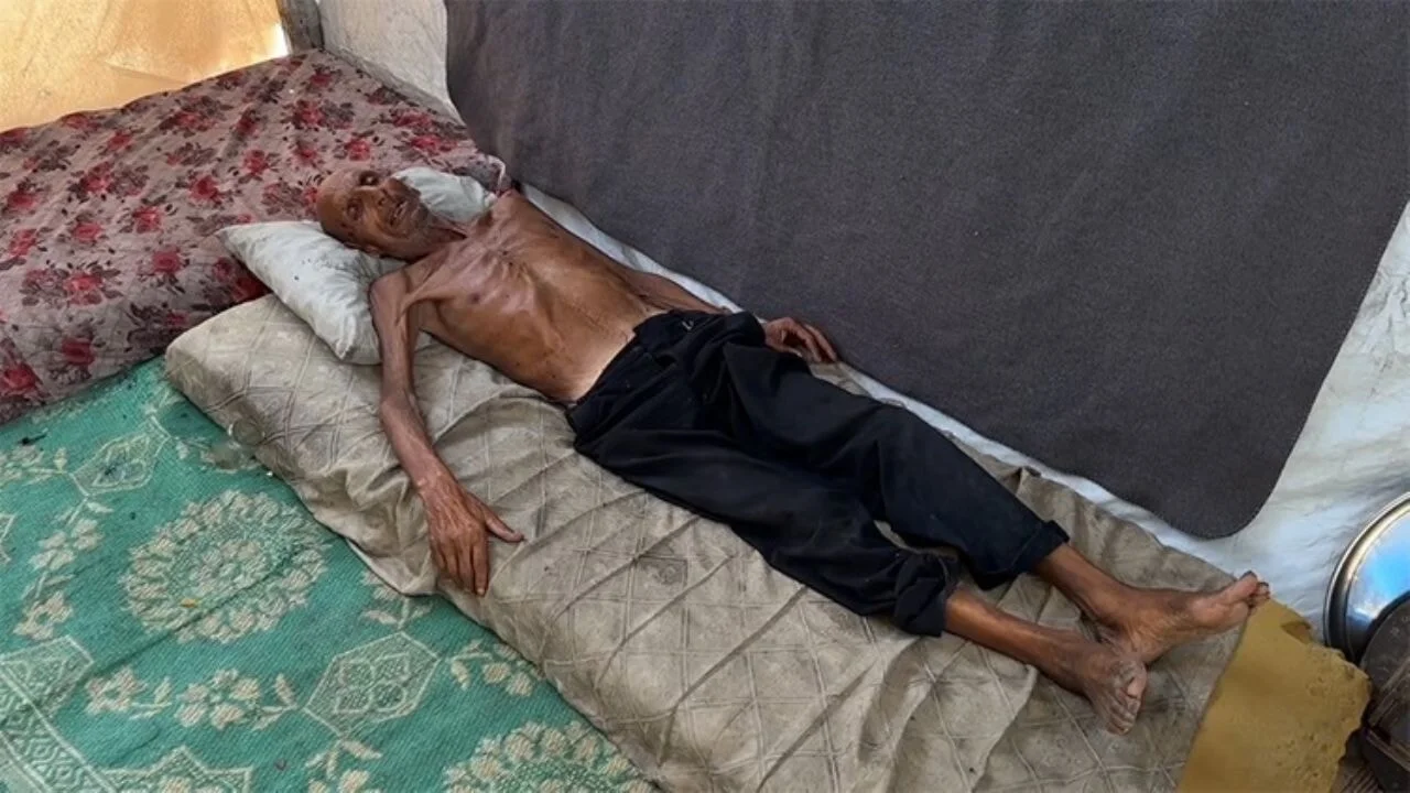 'Yalnızca Bir Tabak Mercimekle Hayatta Kalmaya Çalışıyor': Gazze'de Açlık 75 Yaşındaki Müezzini Yedi Bitirdi