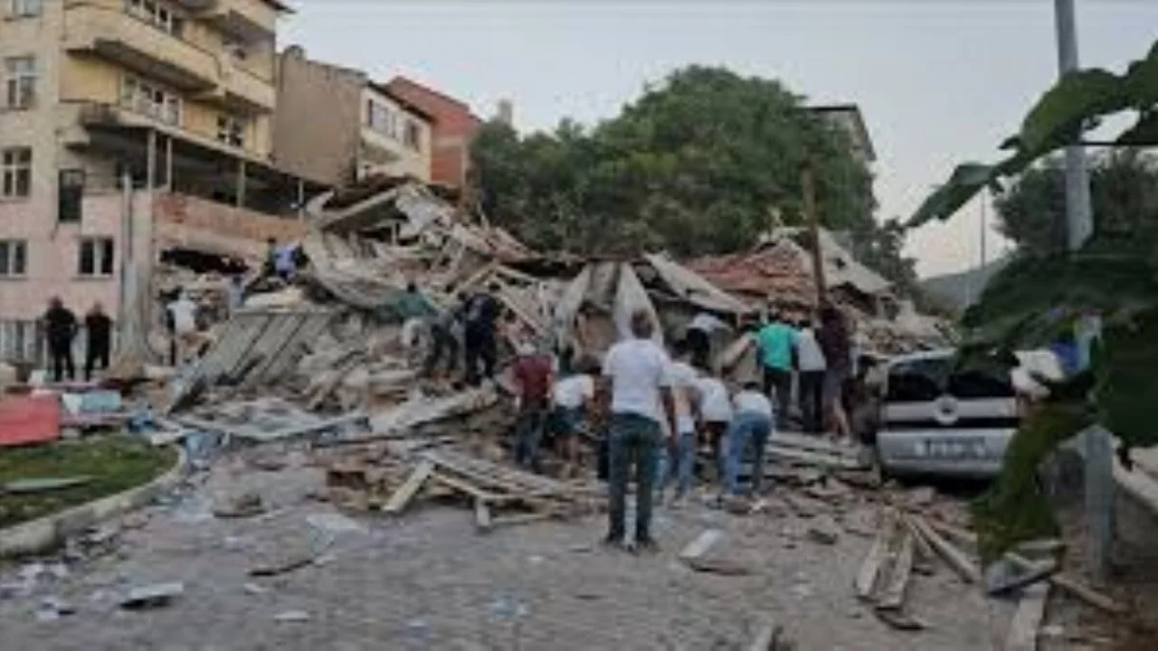 Balıkesir'in Sındırgı ilçesinde gerçekleşen 6,1 büyüklüğünde depremde bir binanın yıkıldığı görüldü
