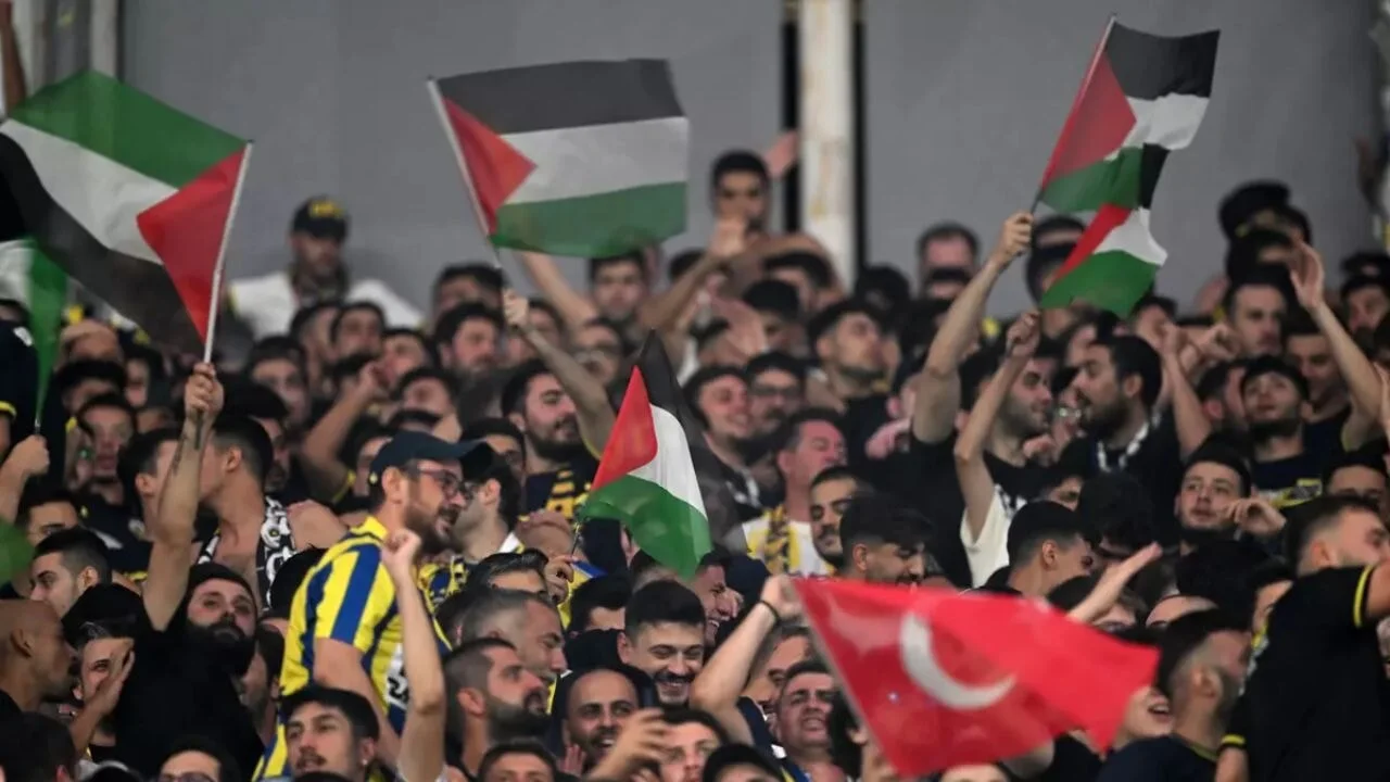 Fenerbahçe tribünlerinden Gazze'ye destek mesajı yükseldi