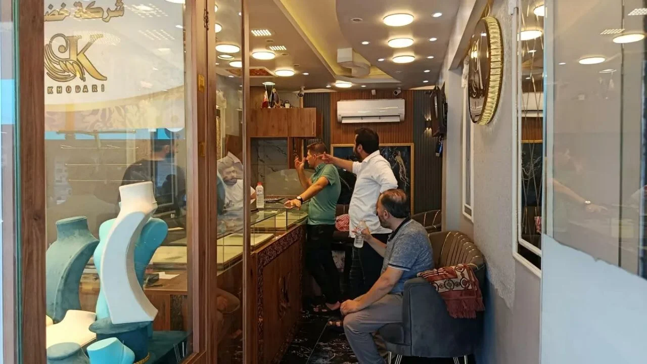 Adana'da maskeli ve silahlı soyguncular kuyumcuyu bastı
