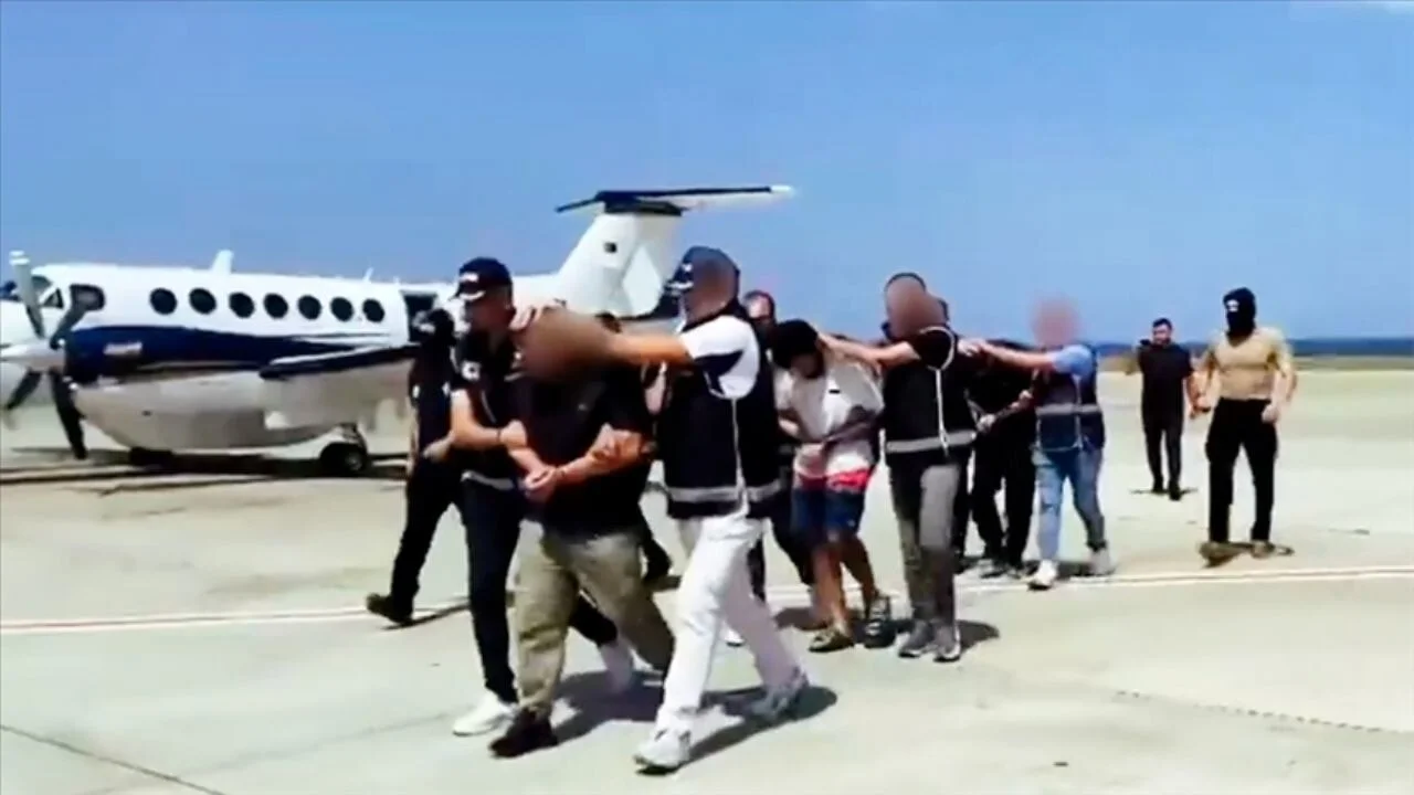 Kırmızı bültenle aranan 3 suçlu Türkiye'ye getirildi