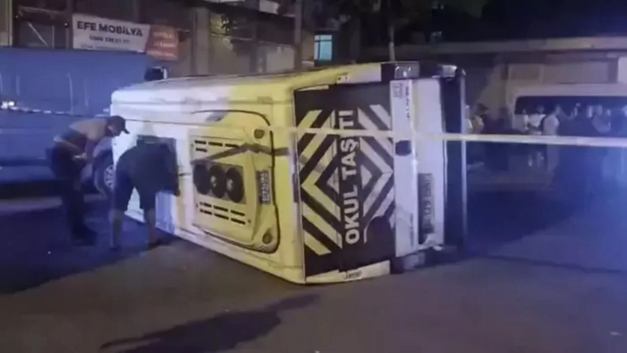Sultanbeyli'de feci kaza! Otomobil ile servis minibüsü çarpıştı