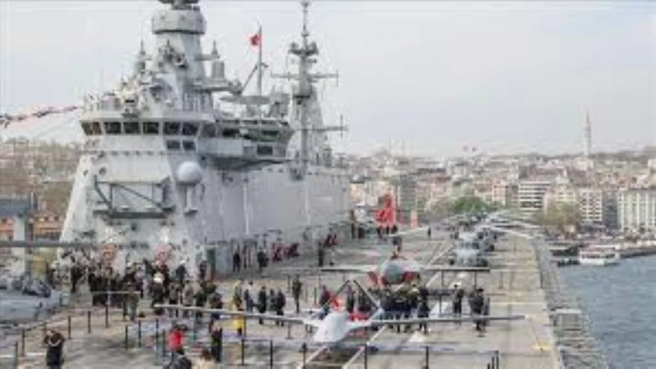 TCG Anadolu gemisi Sarayburnu'na demirledi