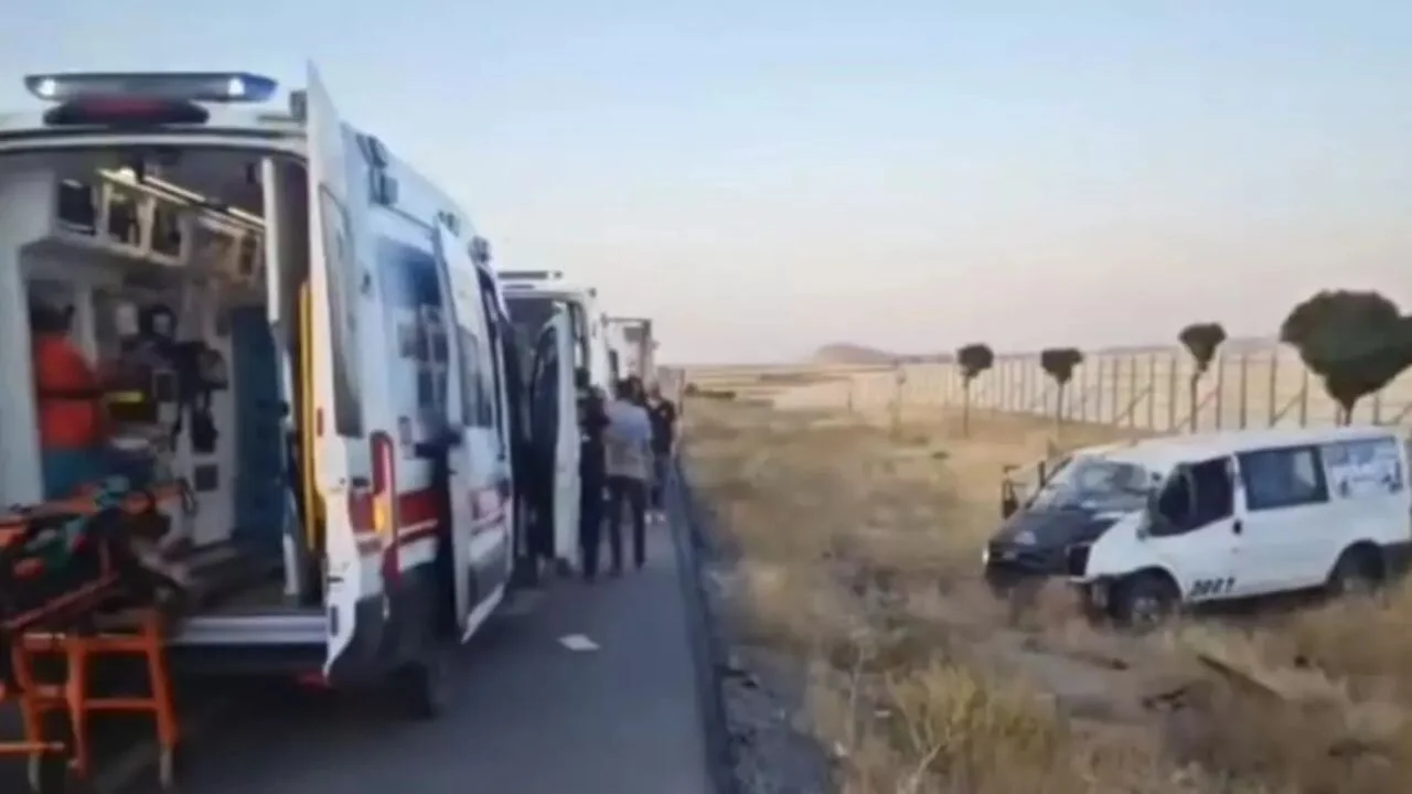 Van'da kontrolden çıkan minibüs devrildi ölü ve yaralılar var