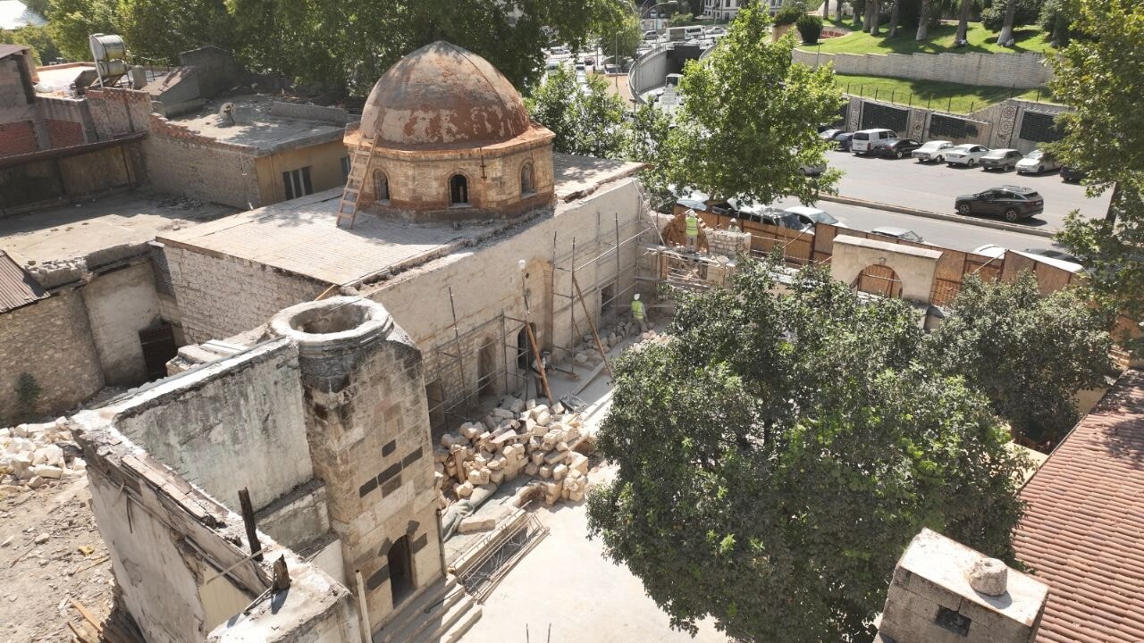 Büyükşehir 6 Şubat depremlerinden etkilenen tarihi Boğazkesen Camii'nin yaralarını sarıyor