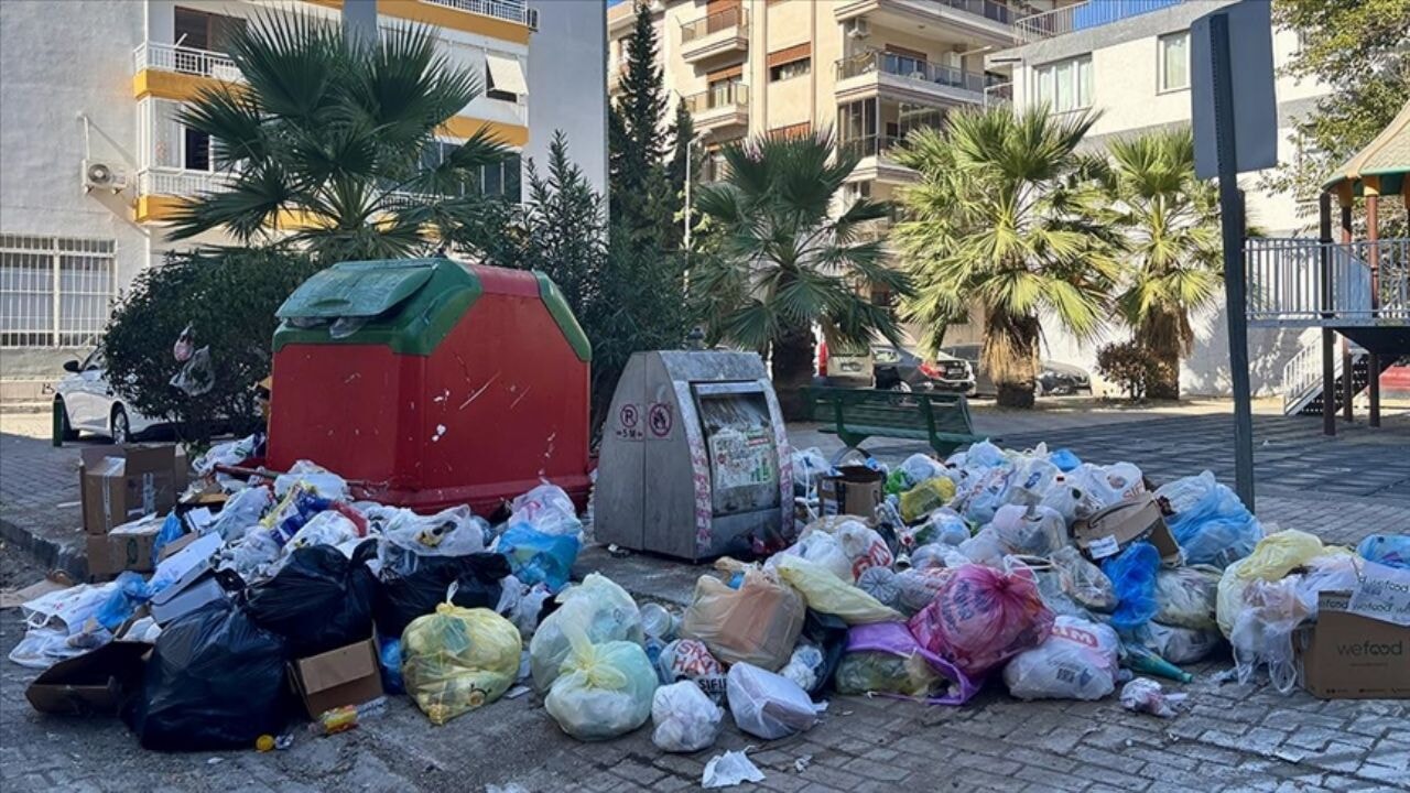 Çöp sorunu Karşıyaka'yı sardı: 'Böcek, fare, kötü koku... Artık dayanamıyoruz'